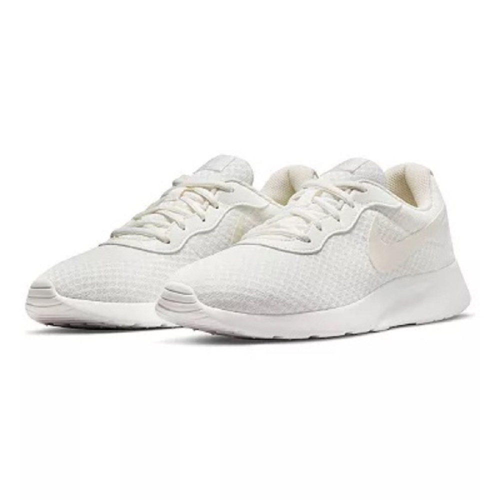 NWT- Women’s White Nike Roshe One Size 6.5